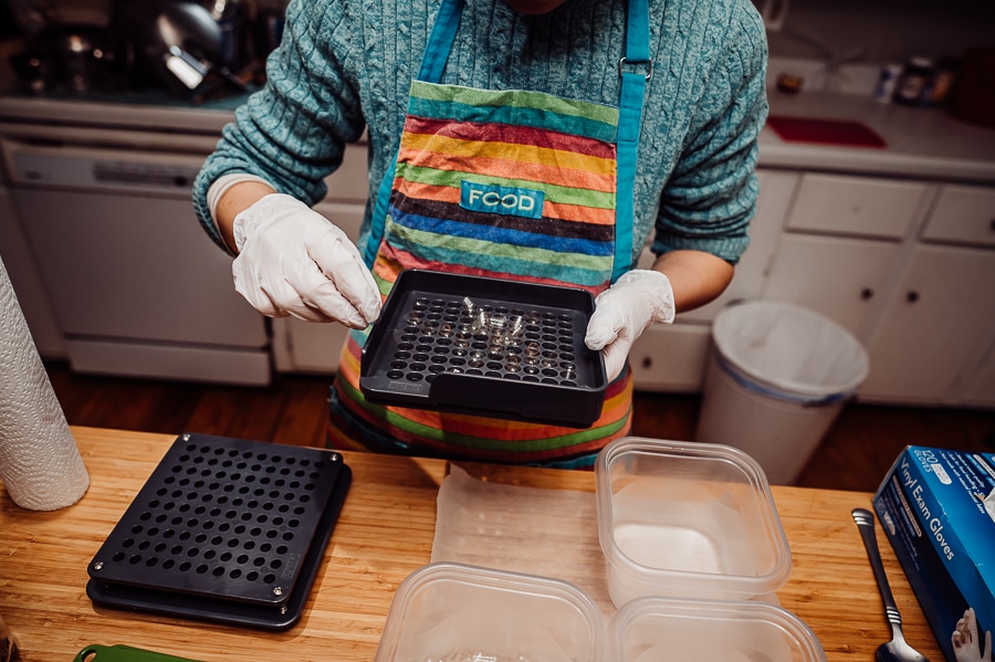 Organizing capsules in tray